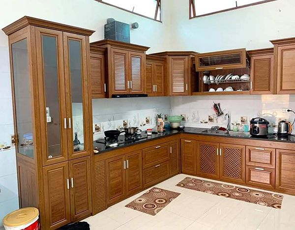 Tủ bếp nhôm kính giả gỗ đẹp: Mỹ quan và tiện ích tối đa cho không gian bếp